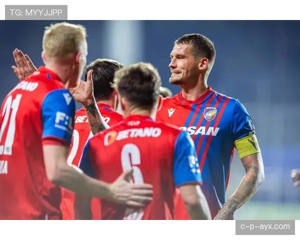 亨克主帅战术灵活有方，球队稳健前行全力争胜新赛季